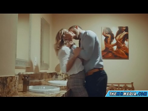 ❤️ Nalika pirang busty seduces anjeun dina restroom umum ️❌ Video anal di urang ﹏